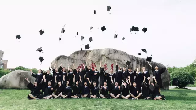 全班唯一的男生为女生写了首情歌，歌里有每位同学的名字！