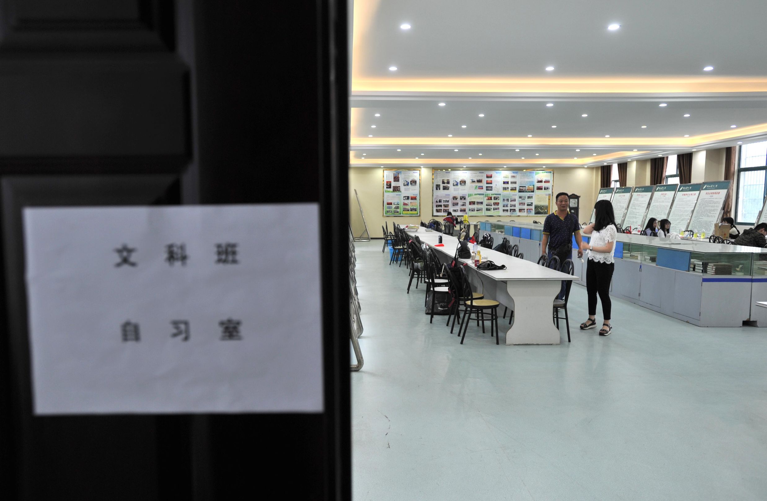 黄陂这所中学是武汉最大高考考场，1885名考生同吃同住