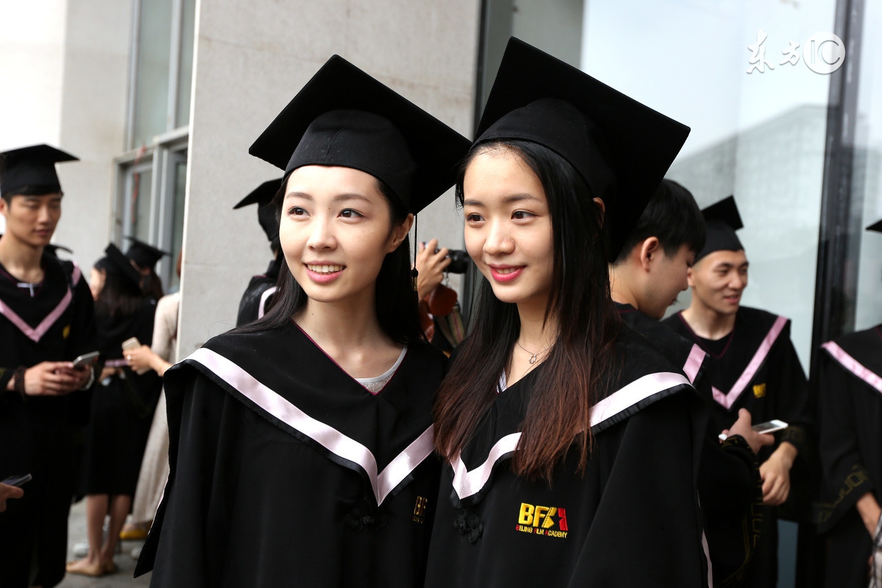 毕业季心机妆 助攻大合影中的你颜值飙升