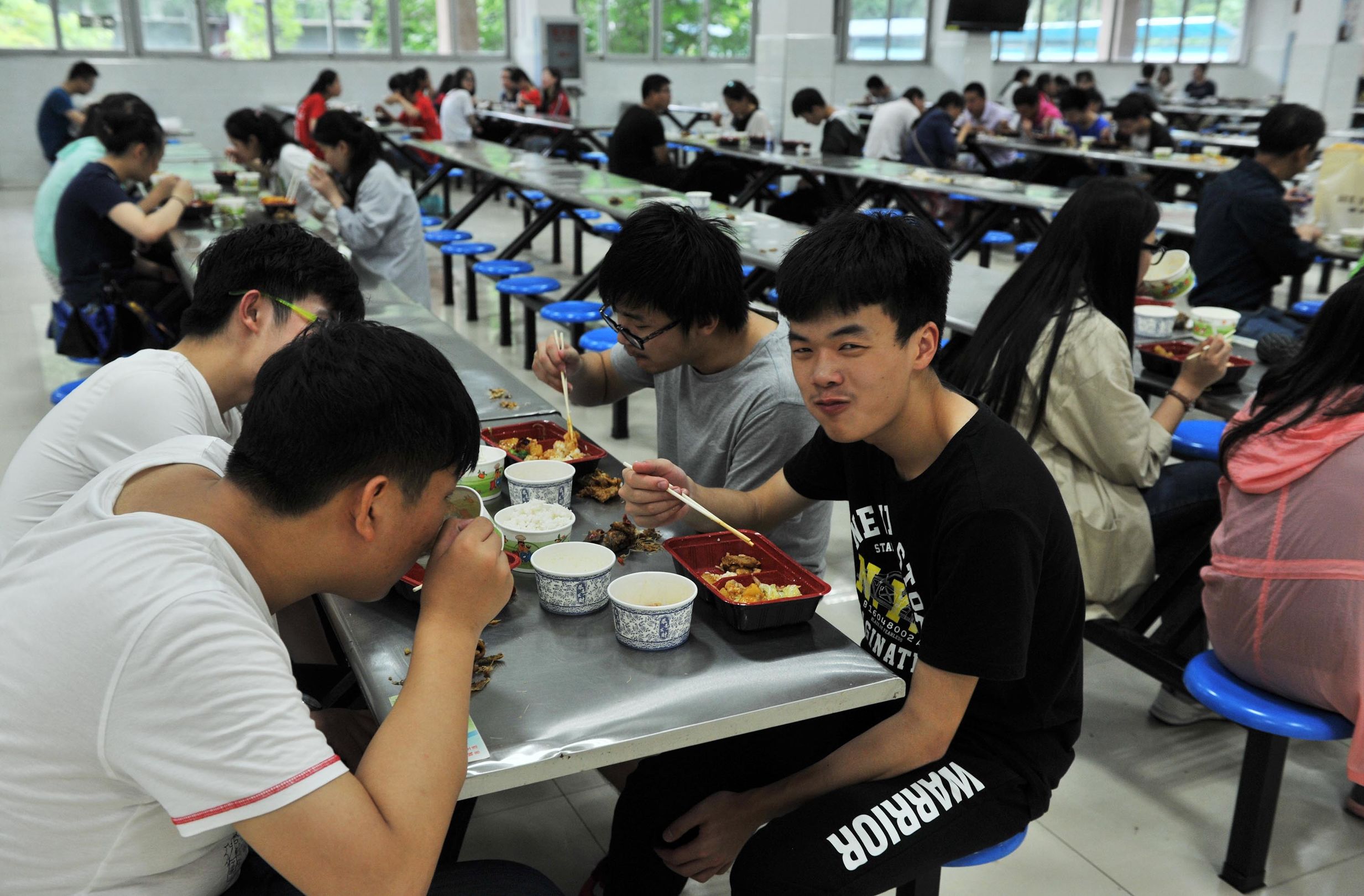 黄陂这所中学是武汉最大高考考场，1885名考生同吃同住