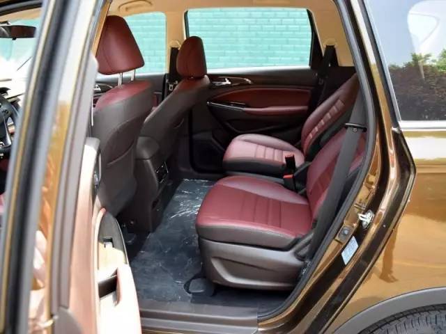 凌轩在乘坐空间方面可以说完全不用担心,无论高矮胖瘦,前,中排座椅都