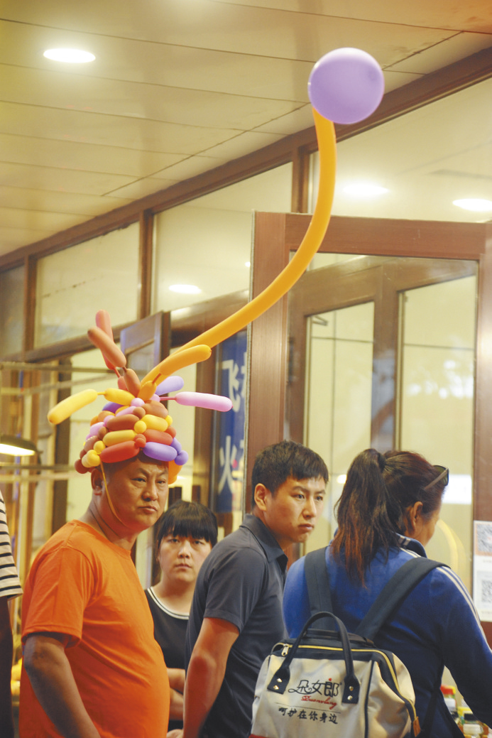 小朋友街拍大叔卖萌“屈原”变戏法 来看冰城人的端午“踏青秀”