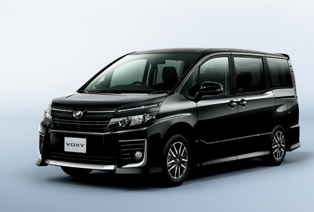 外观方面,与传统mpv不同的是,这款车的设计有着浓浓的商务风,采用丰田