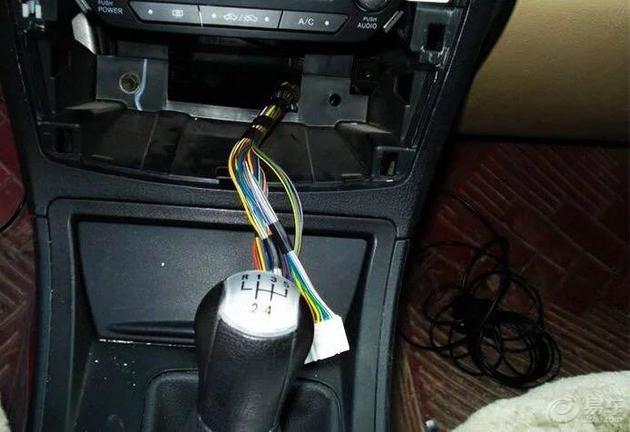 喜欢玩车？看看老司机如何自己自己动手安装倒车影像