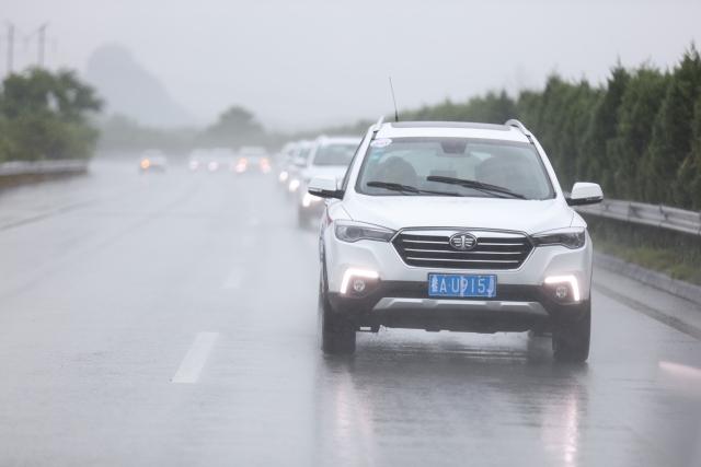 试一汽奔腾X80 不堆积配置的SUV