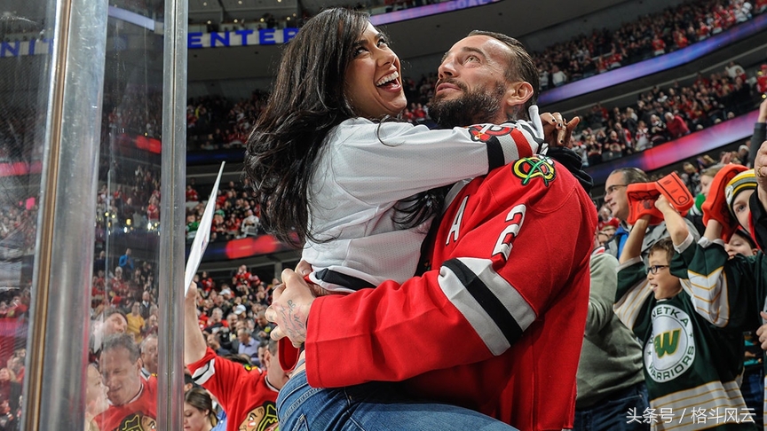 其中尤其是和梅琳娜的后台两分钟事件,也导致梅琳娜的男友约翰莫里森