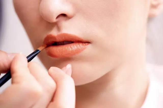 杨紫李小璐被说网红脸都是“MO型唇”惹的祸（唇妆改变脸型？）