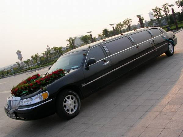 加长林肯新款上市!还记得小时候那结婚头车吗?