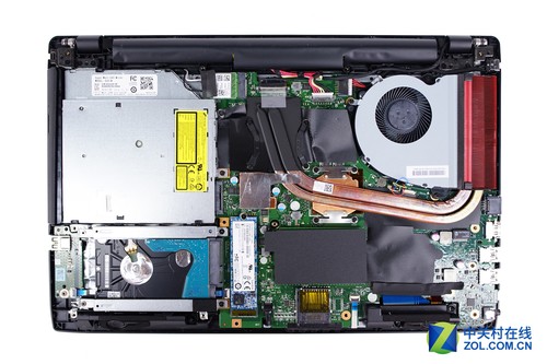 华硕飞行堡垒内部结构乍一看几乎没有什么剩余空间,但是由于带光驱