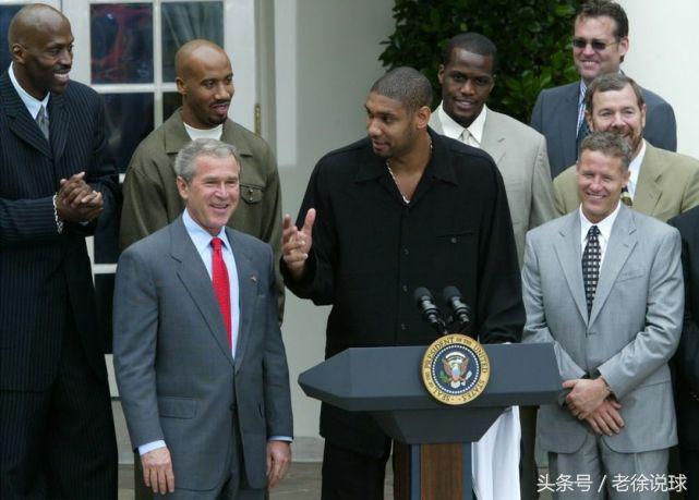 为什么nba夺冠要去白宫(盘点历史上NBA总冠军球队拜访白宫的那些事儿——总统和总冠军)