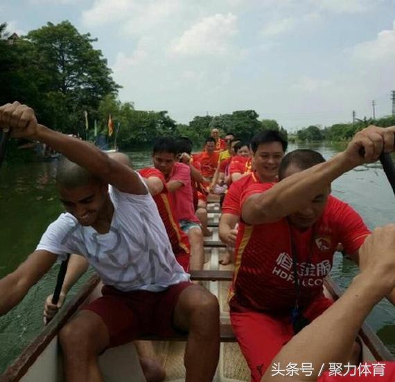 中超外援用什么电动车好(比帕托还接地气！中超外援扫地摊买A货 最爱电动车)