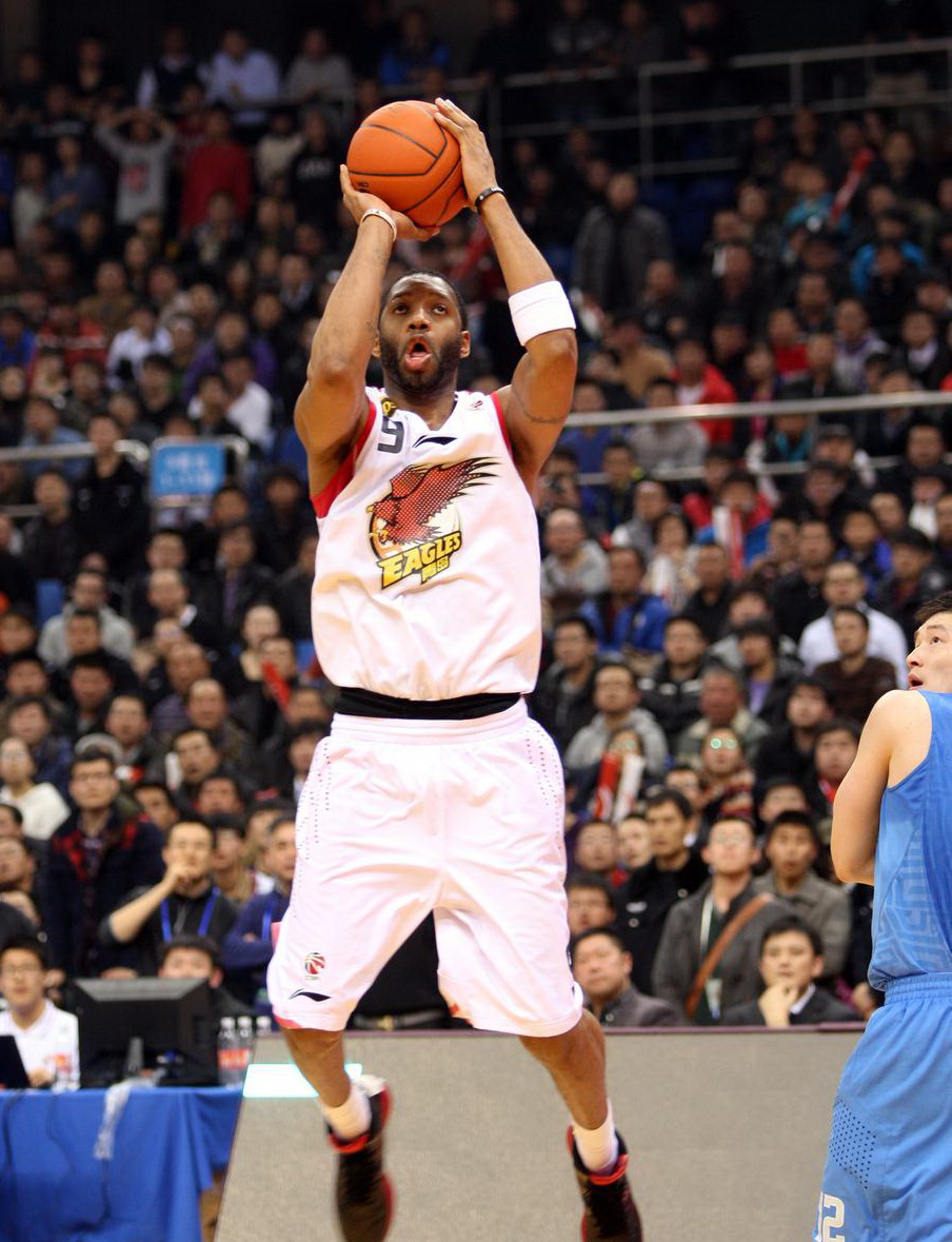 麦迪为什么大cba(麦迪当年在cba神一样存在,对手不敢与他身体接触