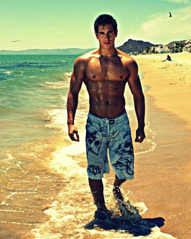 型男的沙滩狂欢，选择泳裤怎么能没有小心机？