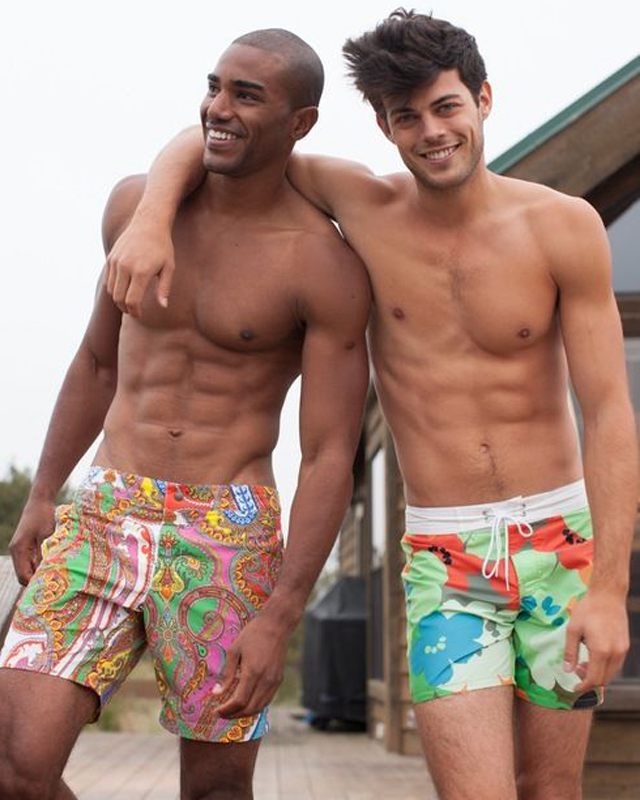 型男的沙滩狂欢，选择泳裤怎么能没有小心机？