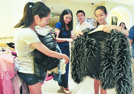 家里很不穿的旧衣服，除了扔掉，还可以这样处理