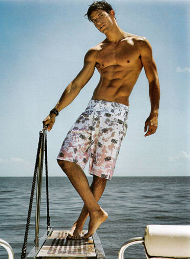 型男的沙滩狂欢，选择泳裤怎么能没有小心机？