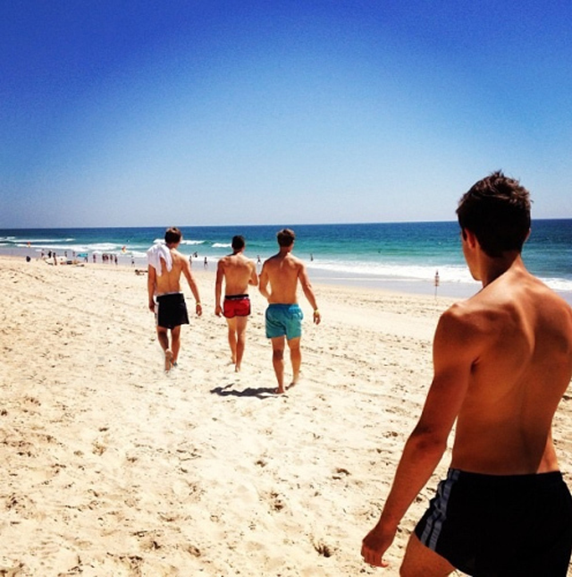 型男的沙滩狂欢，选择泳裤怎么能没有小心机？