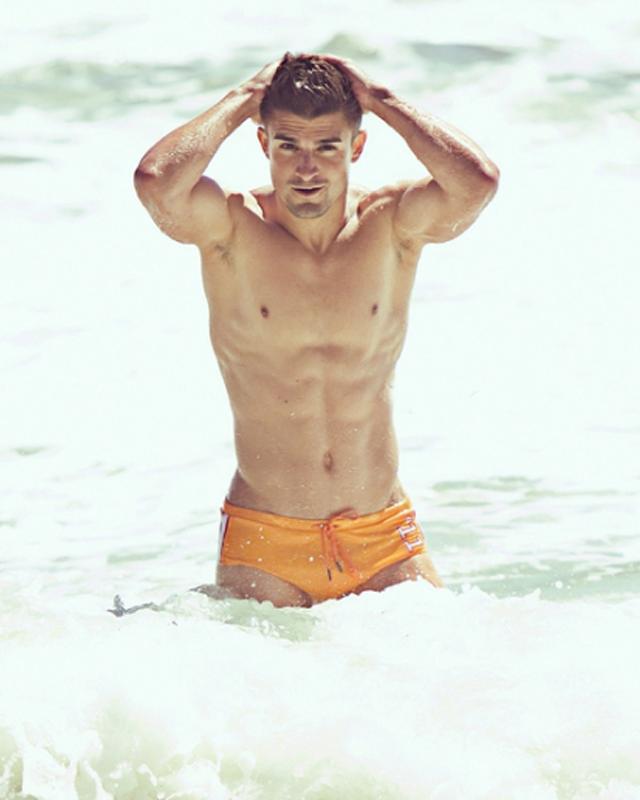 型男的沙滩狂欢，选择泳裤怎么能没有小心机？