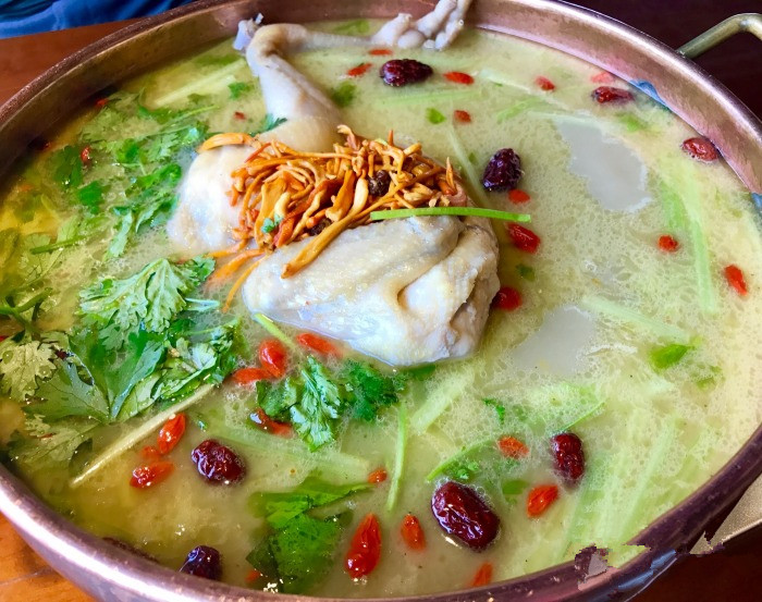 下雨天，吃着火锅唱着歌