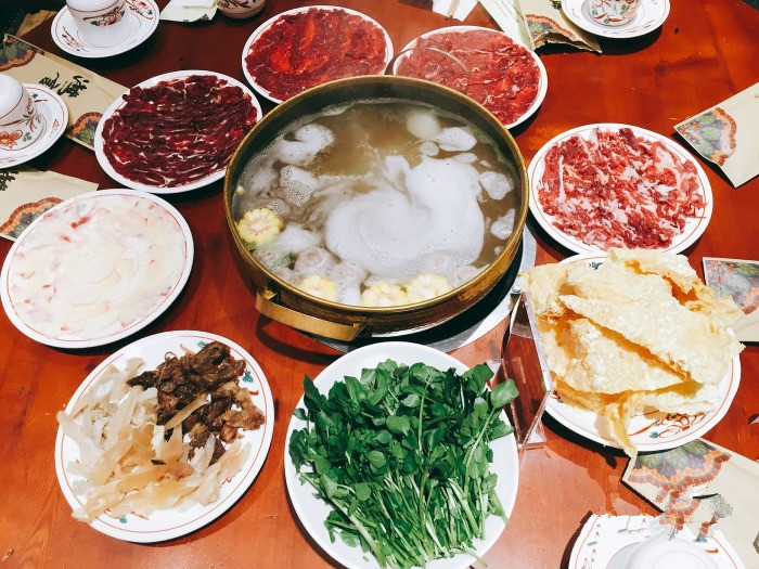 下雨天，吃着火锅唱着歌