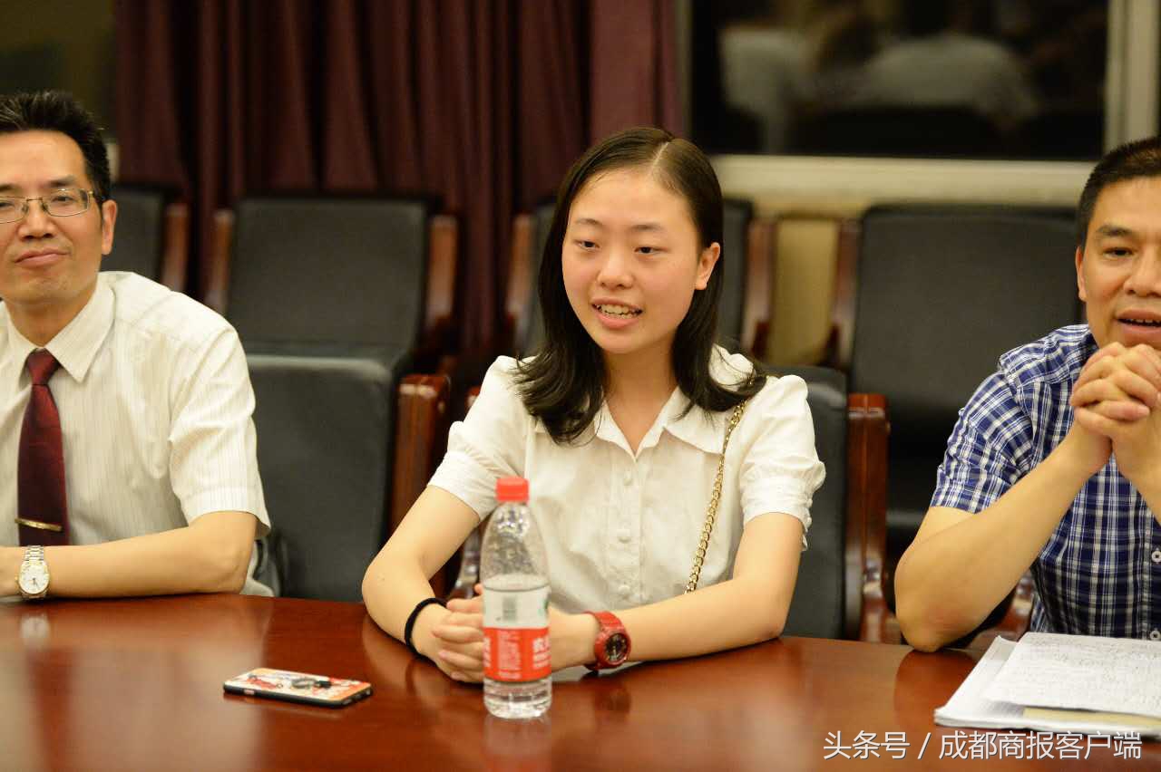 早点新闻│重磅！2017四川高考文理科第一名都是女学霸，深夜受访金句频出