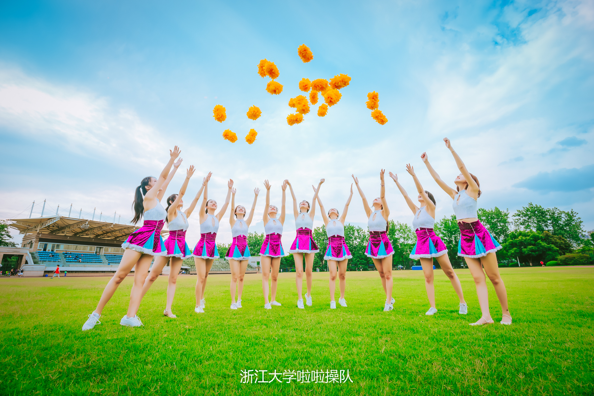 浙大史上颜值最高毕业照爆出，姑娘们原是美女学霸，国内外深造率达75%！