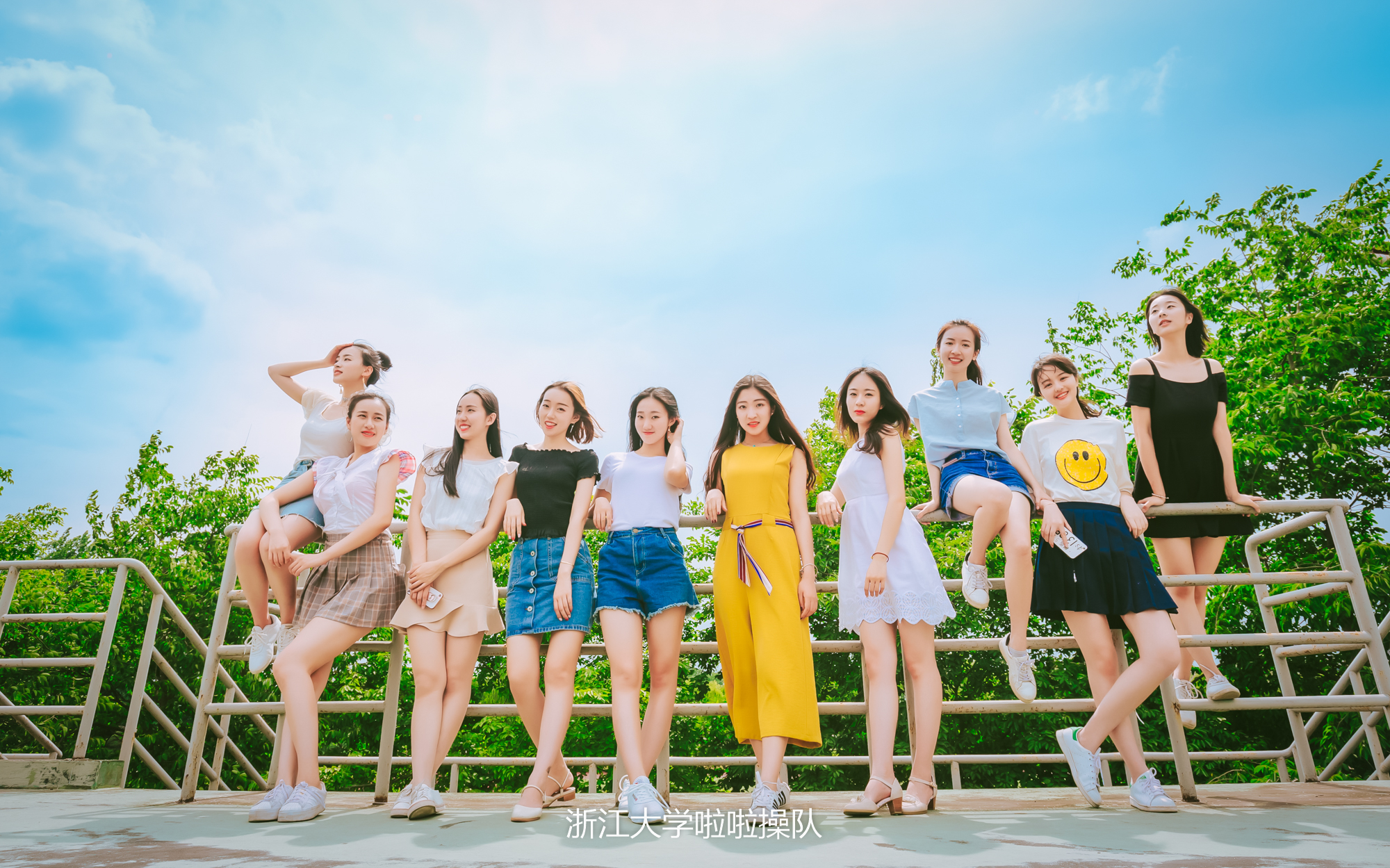 浙大史上颜值最高毕业照爆出，姑娘们原是美女学霸，国内外深造率达75%！