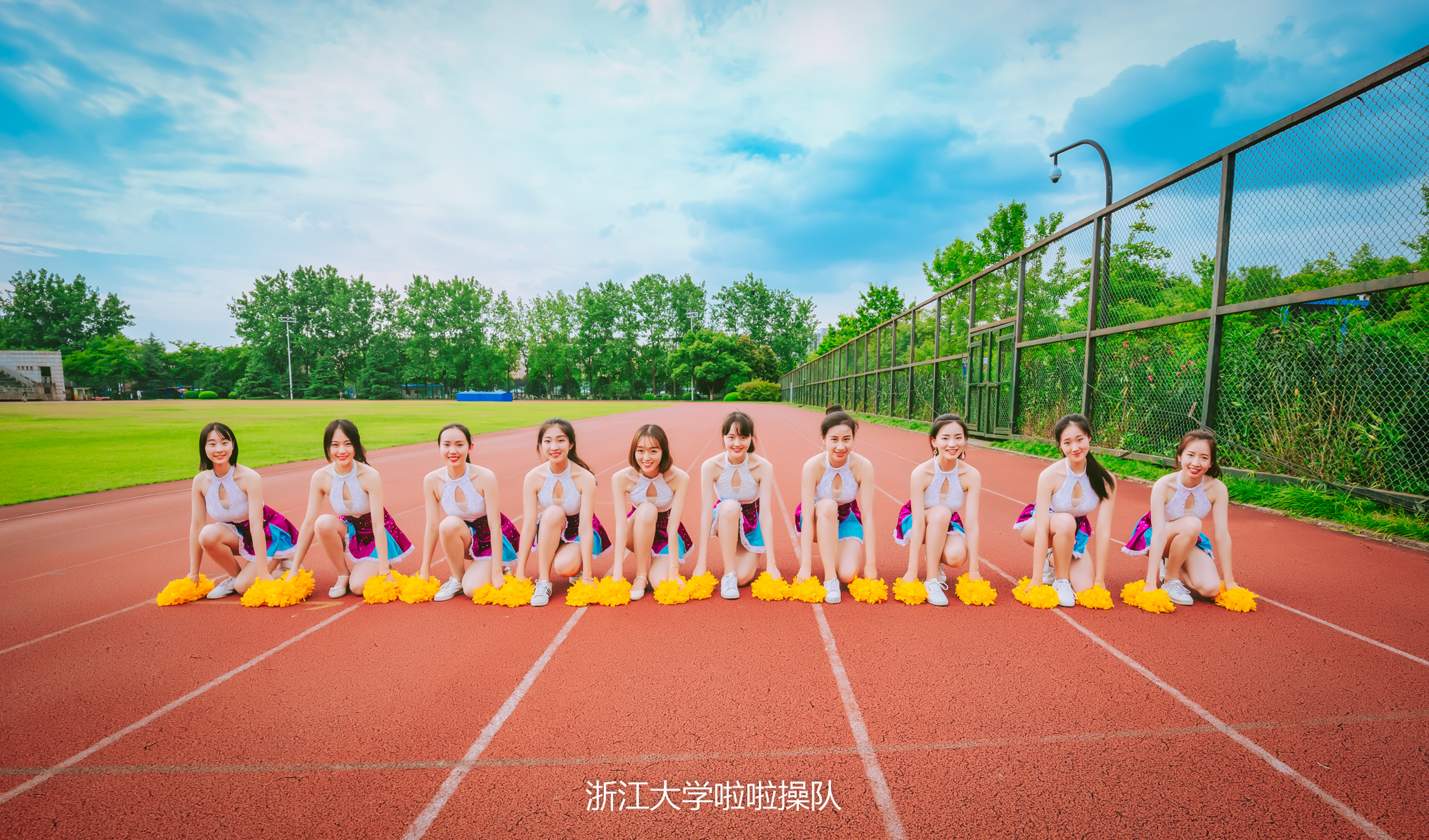 浙大史上颜值最高毕业照爆出，姑娘们原是美女学霸，国内外深造率达75%！