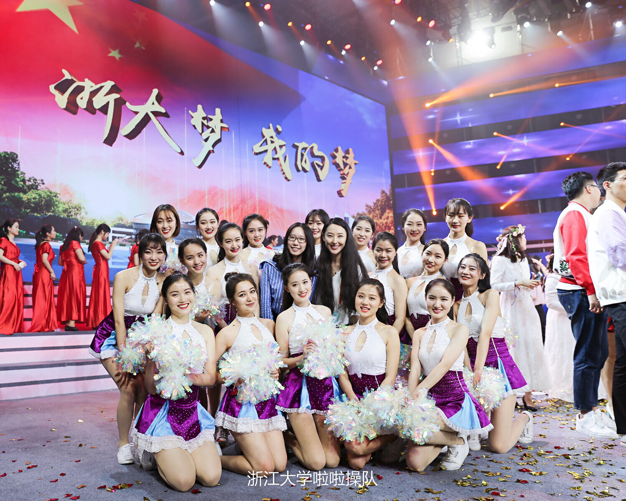 浙大史上颜值最高毕业照爆出，姑娘们原是美女学霸，国内外深造率达75%！