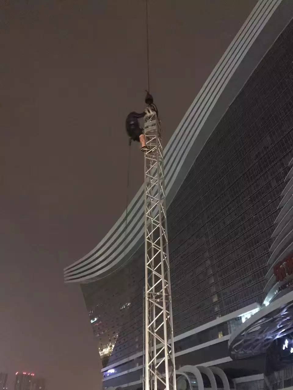 天空世界杯练习视频(成都惊现空中飞人 德国魔力天空助力国际篮联三对三U18世界杯腾空)