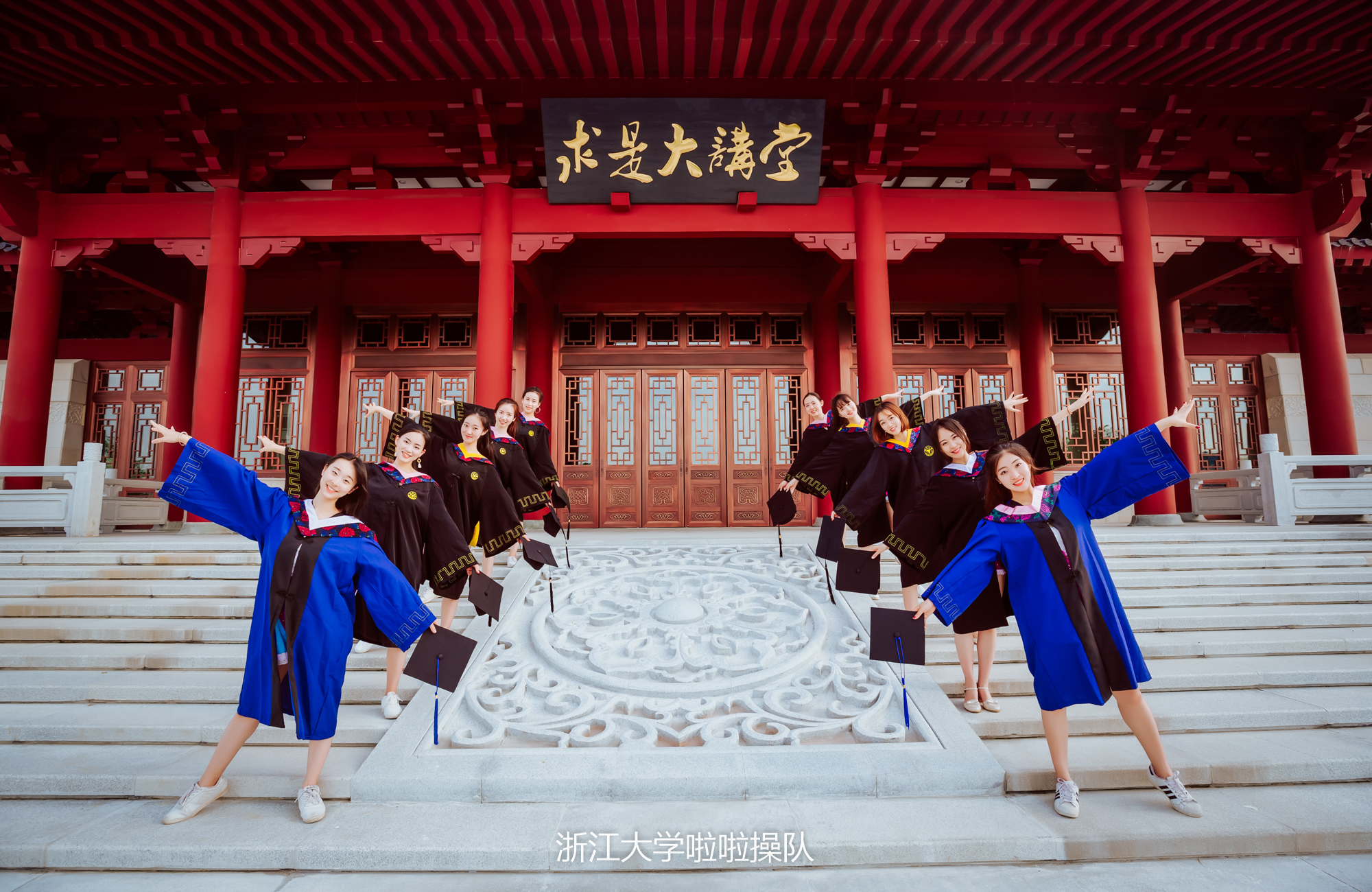浙大史上颜值最高毕业照爆出，姑娘们原是美女学霸，国内外深造率达75%！