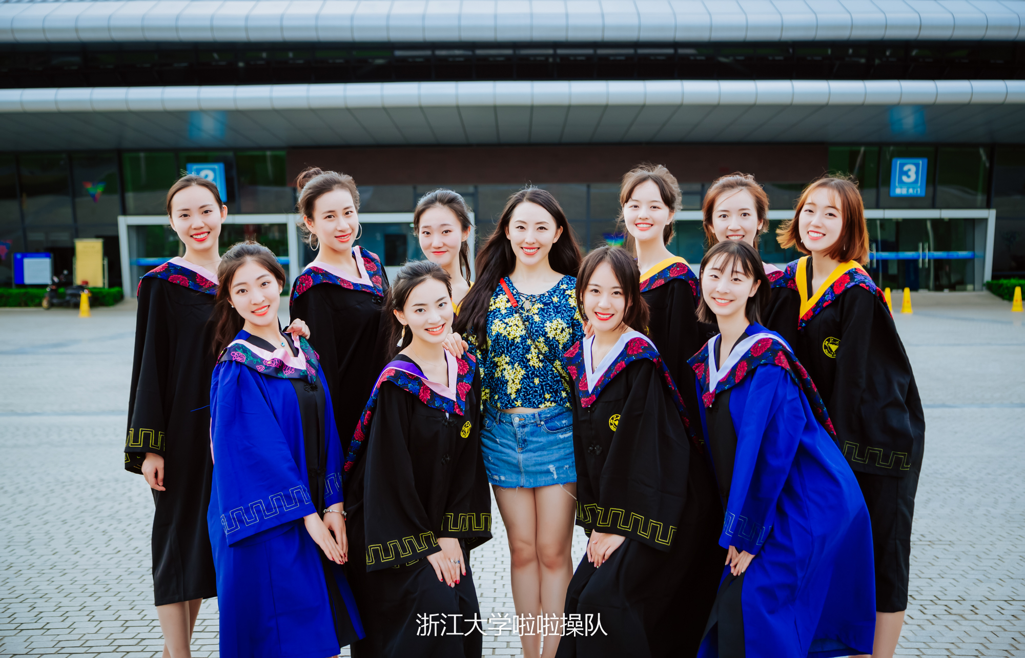 浙大史上颜值最高毕业照爆出，姑娘们原是美女学霸，国内外深造率达75%！
