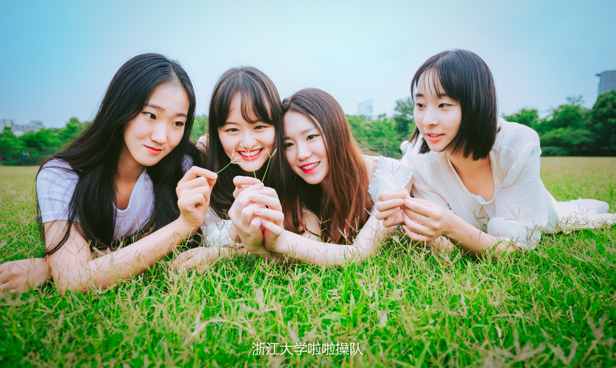 浙大史上颜值最高毕业照爆出，姑娘们原是美女学霸，国内外深造率达75%！