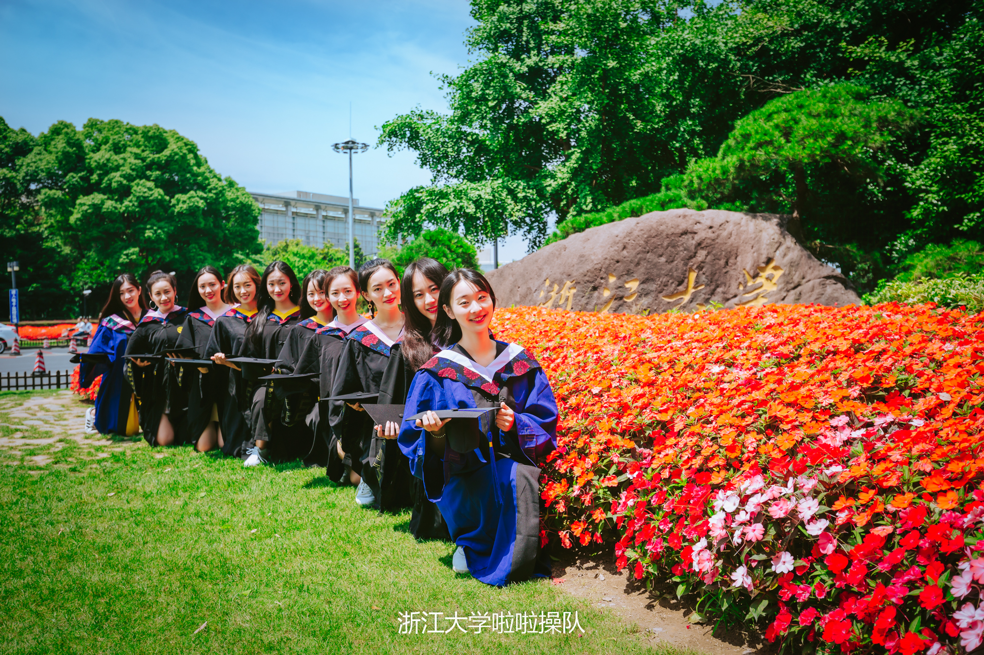 浙大史上颜值最高毕业照爆出，姑娘们原是美女学霸，国内外深造率达75%！
