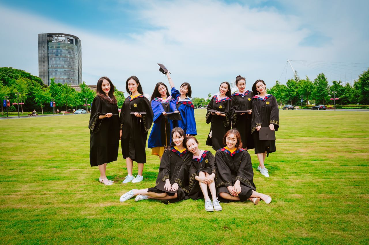 浙大史上颜值最高毕业照爆出，姑娘们原是美女学霸，国内外深造率达75%！