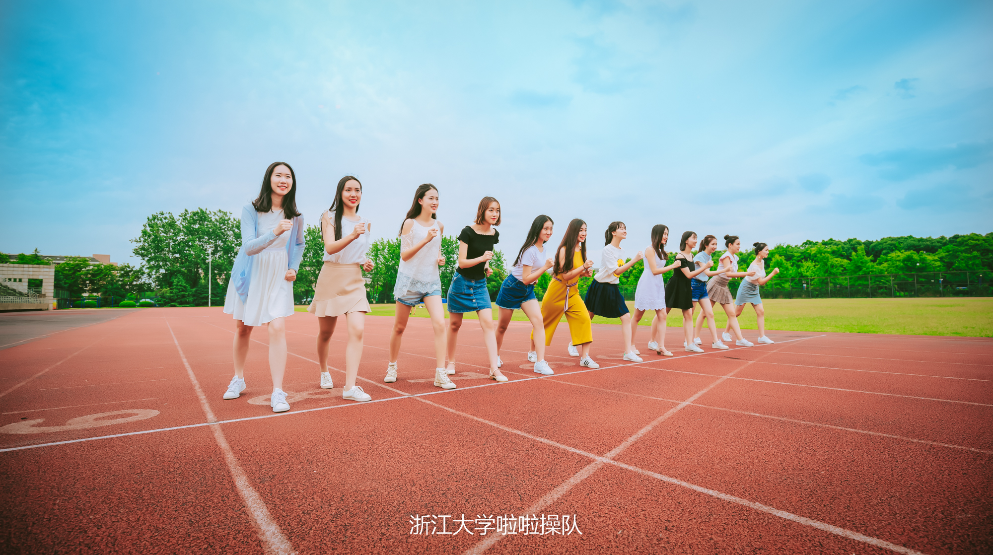 浙大史上颜值最高毕业照爆出，姑娘们原是美女学霸，国内外深造率达75%！