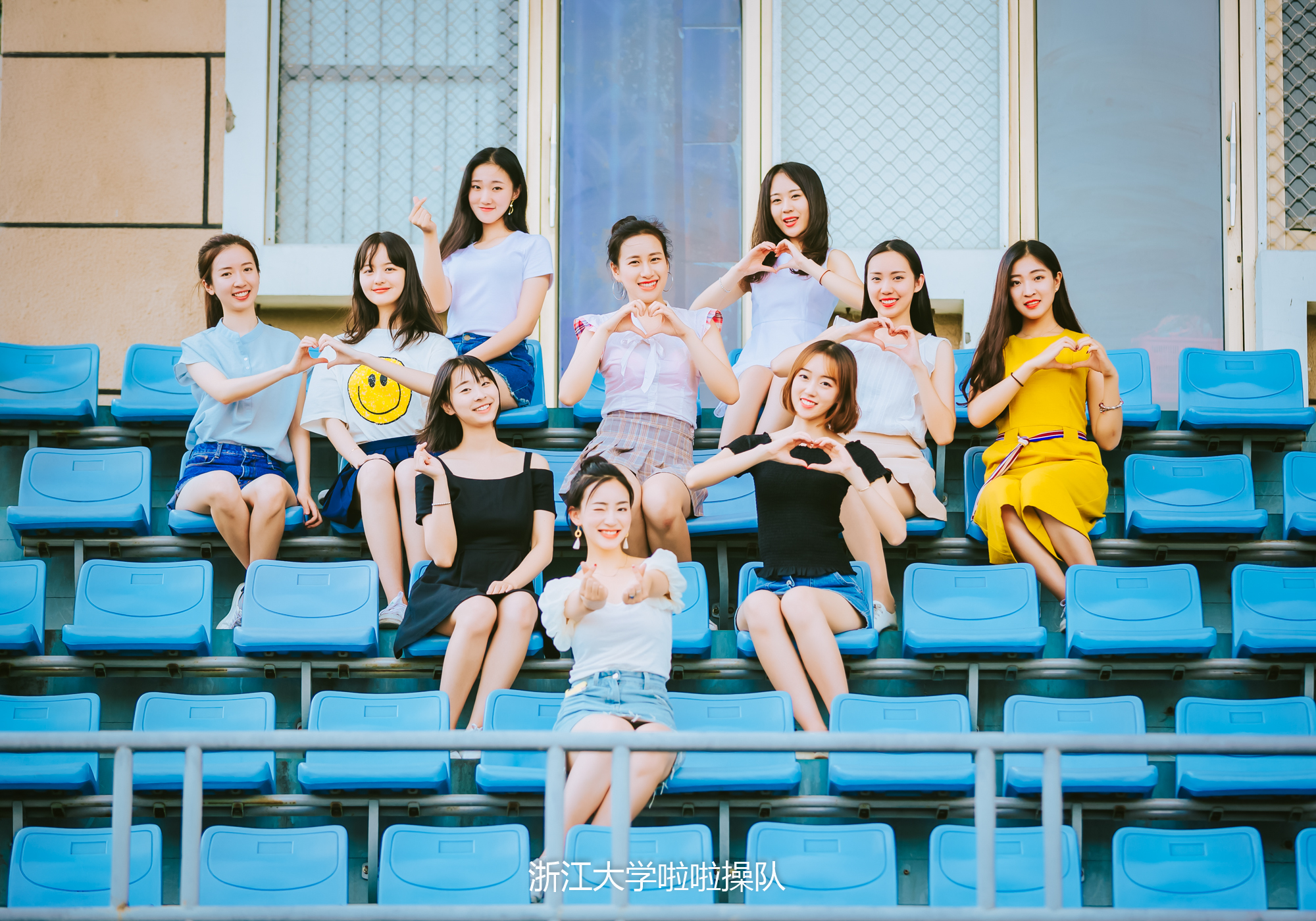 浙大史上颜值最高毕业照爆出，姑娘们原是美女学霸，国内外深造率达75%！