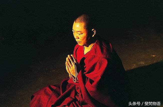 也叫做"合掌",是修行人最常用的一种礼仪,例如我们在寺庙看见别人拜佛