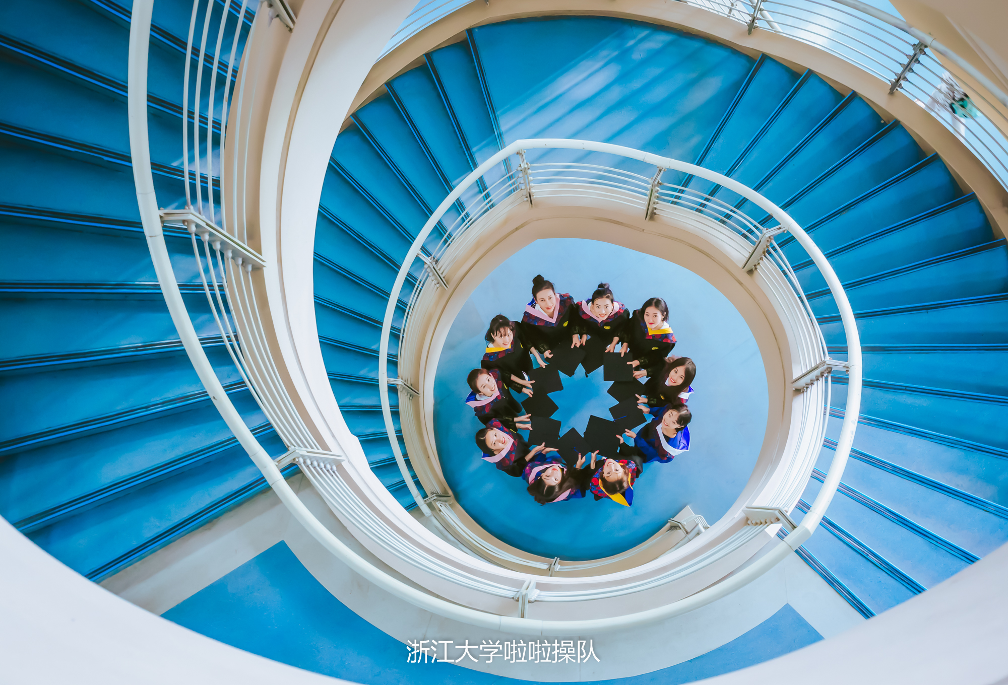 浙大史上颜值最高毕业照爆出，姑娘们原是美女学霸，国内外深造率达75%！