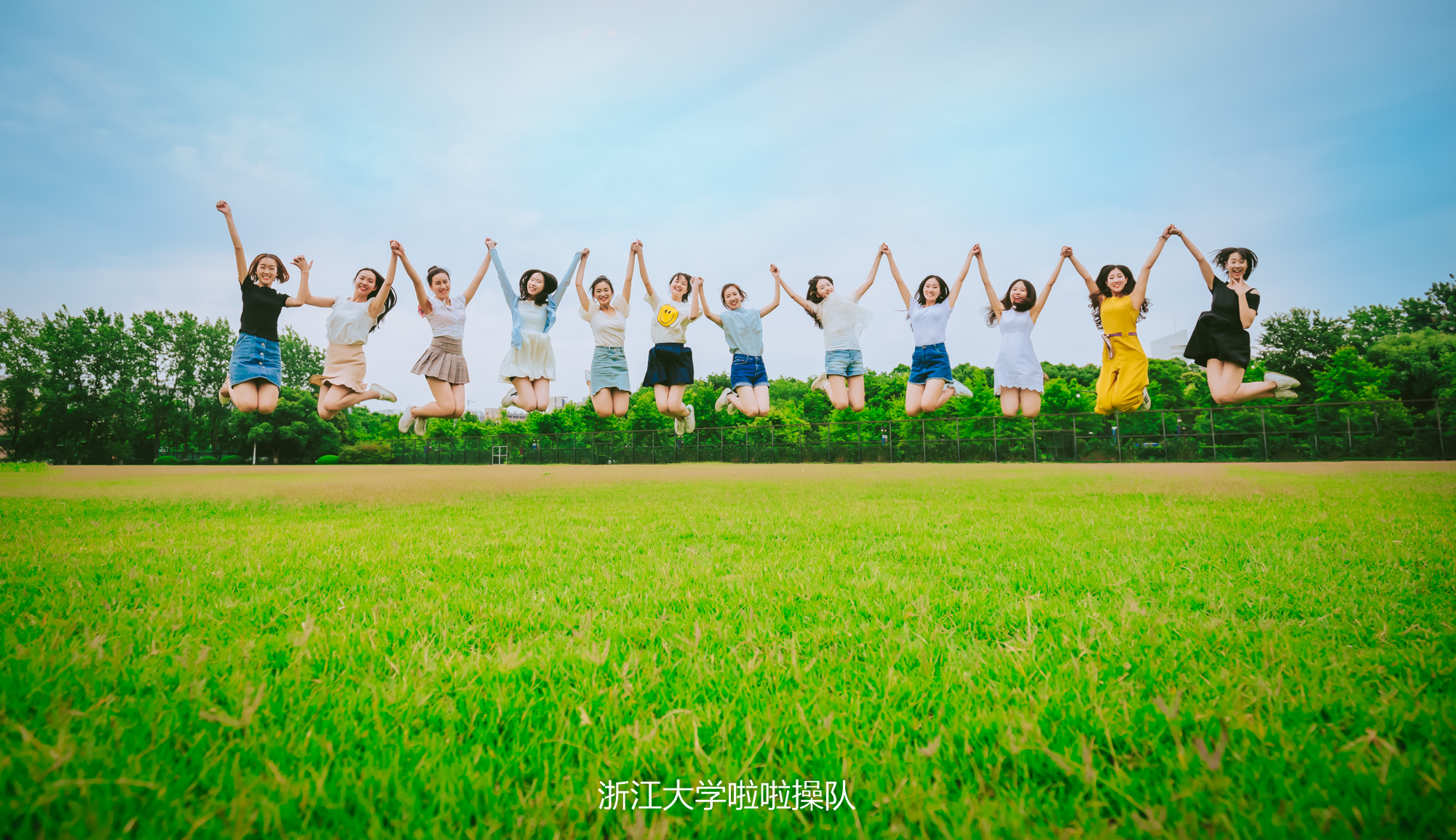 浙大史上颜值最高毕业照爆出，姑娘们原是美女学霸，国内外深造率达75%！