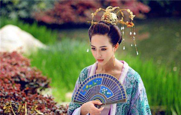 和范冰冰成为闺蜜《少年四大名捕》搭档张翰另外,她参加《跑男》和