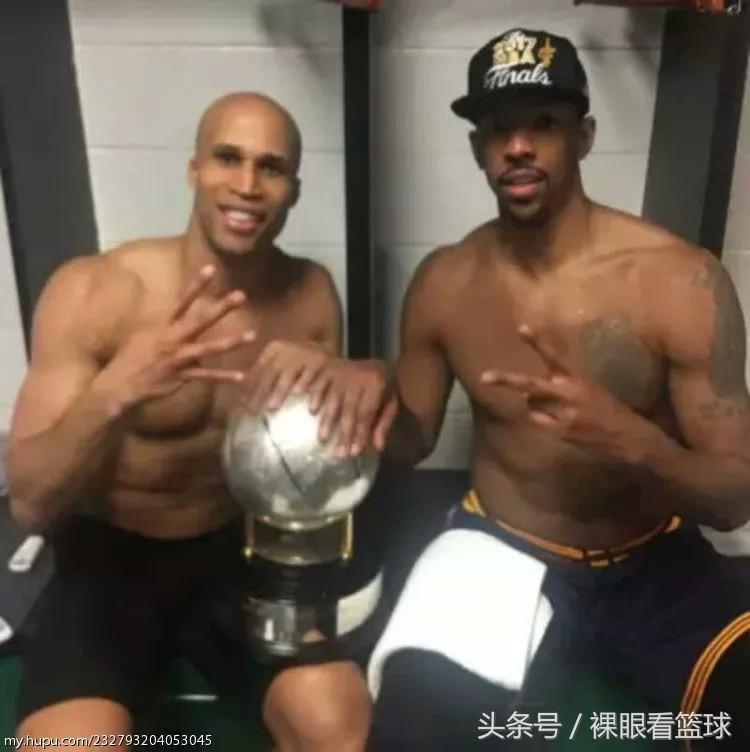 nba为什么要戴白色布条(骑士今夏四大谜团，每一个都关于生死)