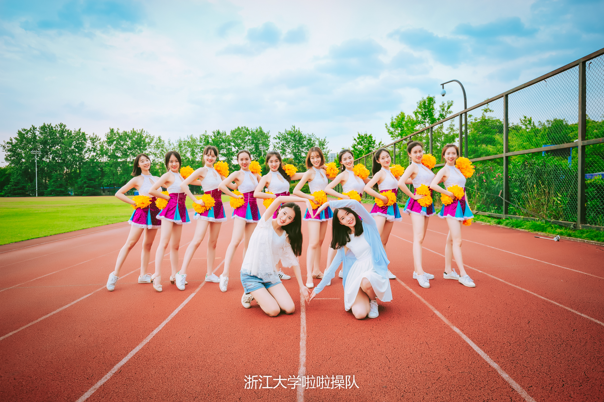 浙大史上颜值最高毕业照爆出，姑娘们原是美女学霸，国内外深造率达75%！