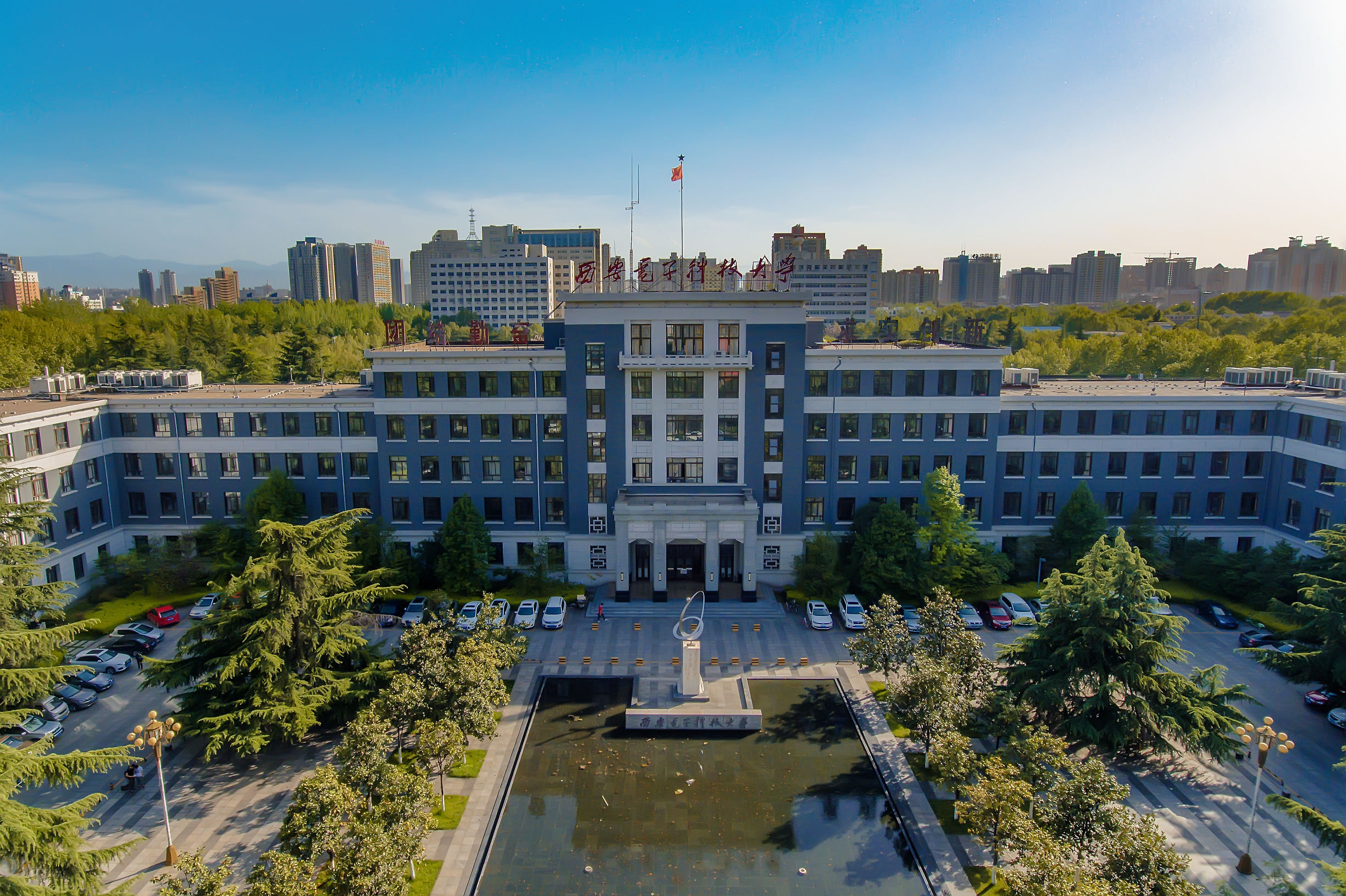 师从保铮院士，30岁教授博导，任西电电子工程学院副院长，他是如何带研究生的？