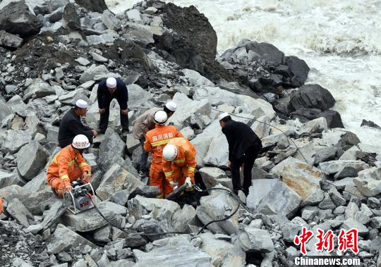 四川茂县山体垮塌见闻：悼念鞭炮响起 新生希望不灭