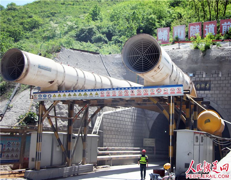 铁建十六局五公司蒙华铁路项目部购置变频通风机净化长大隧道作业环境