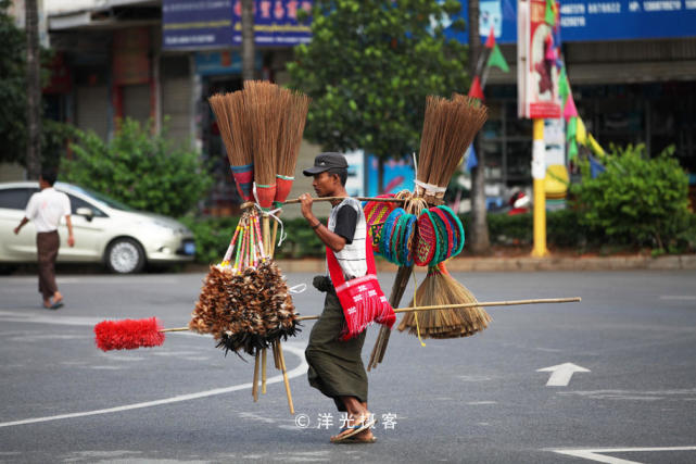 翡翠原石进货渠道(在云南德宏瑞丽姐告，看中国最早最大的玉石玉器批发交易集散地)