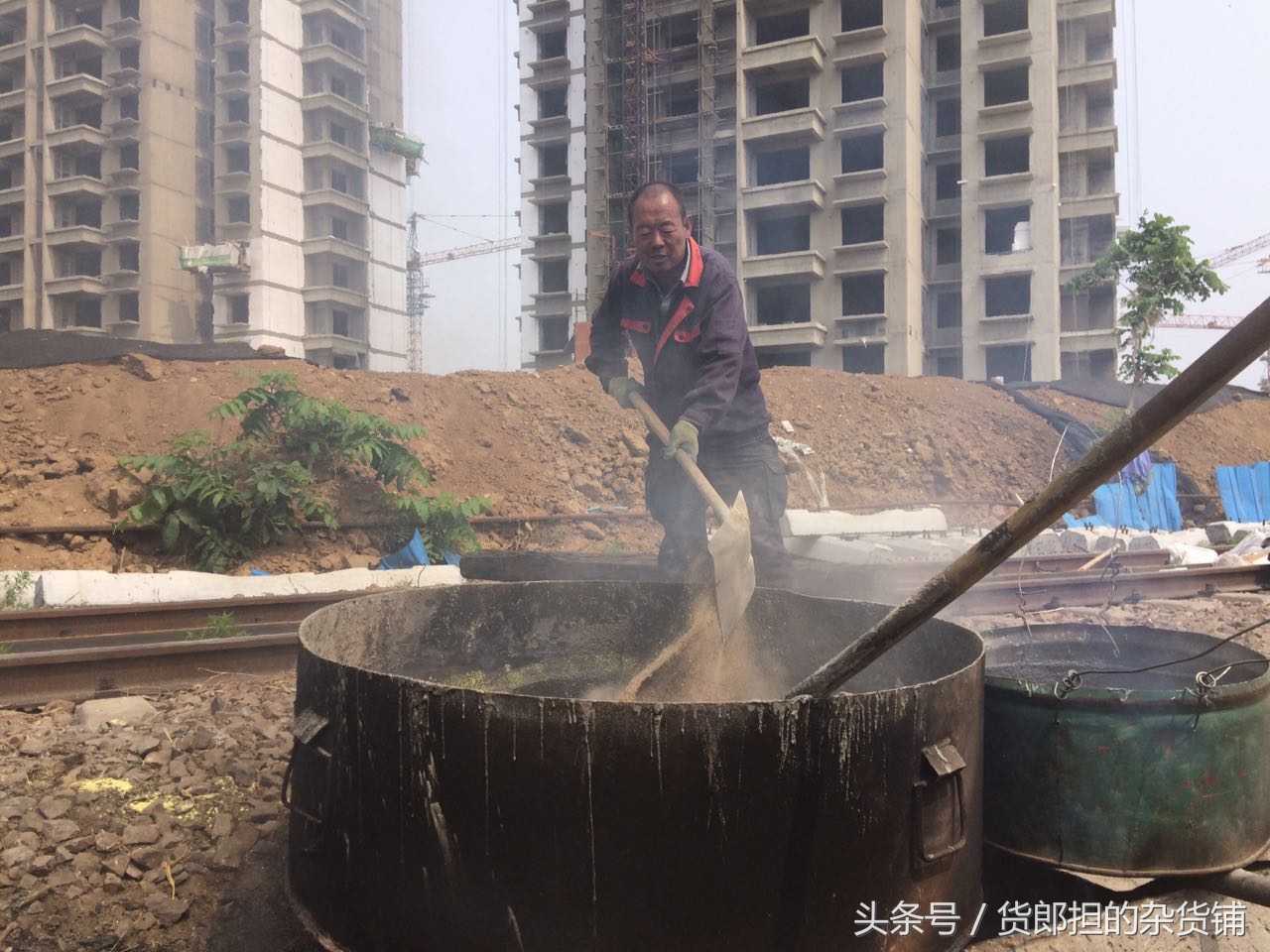 煮这么一大锅粥竟然是为了固定铁路道钉