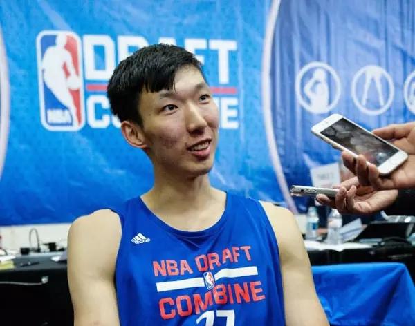 nba球星为什么不长青春痘(周琦签约火箭兴奋异常：只是脸上怎么有那么多的青春痘？)