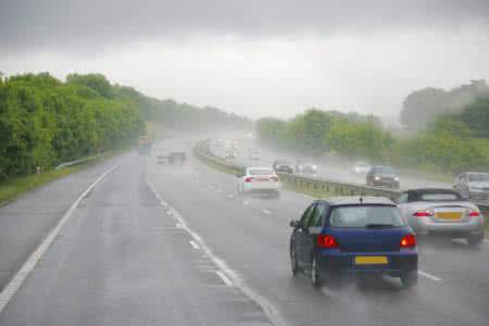 新手推荐：这十三条高速驾驶时的注意事项，老司机们都懂！